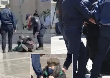 Χαμός με την Ελένη Λουκά στην κηδεία της Μαρινέλλας – Ξάπλωσε κάτω και φώναζε