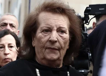 Στην κηδεία της Μαρινέλλας η σύζυγος του Καζαντζίδη: «Όταν πέθανε ο Στέλιος η Μαρινέλλα με…»