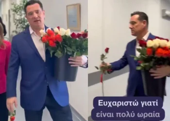 Άδωνις Γεωργιάδης: Τίμησε την Ημέρα της Γυναίκας μοιράζοντας λουλούδια σε εργαζόμενες και ασθενείς