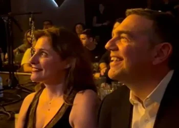 «Ό,τι νότες πω μέχρι το τέλος, είναι για σένα»: Η συγκλονιστική αφιέρωση του Μίλτου Πασχαλίδη στον Αλέξη Τσίπρα στον «Σταυρό του Νότου»