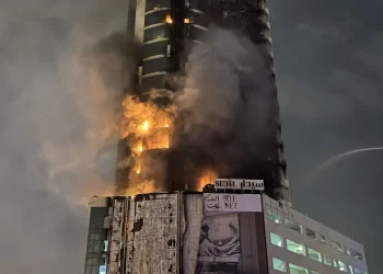 Τρόμος σε Ντουμπάι και Μπαχρέιν – Στις φλόγες το Fairmont Hotel, χτυπήματα σε ουρανοξύστες και σκηνές πανικού