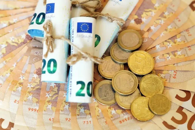 73.000 δικαιούχοι θα δουν 70,4 εκατ. ευρώ στους λογαριασμούς τους