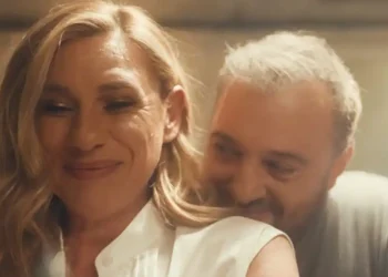 Η πασχαλινή διαφήμιση, η Κατερίνα Καραβάτου, ο Χρήστος Φερεντίνος, το κοκορέτσι και οι αντιδράσεις στα social media