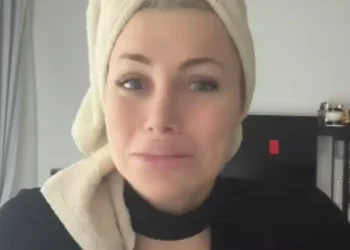 Έχασε 75.000 ευρώ επειδή πάτησε ένα λινκ για να πληρώσει μια τροχαία παράβαση – Τραγουδίστρια ζητάει βοήθεια