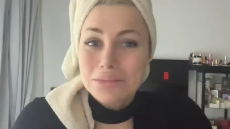 Έχασε 75.000 ευρώ επειδή πάτησε ένα λινκ για να πληρώσει μια τροχαία παράβαση – Τραγουδίστρια ζητάει βοήθεια