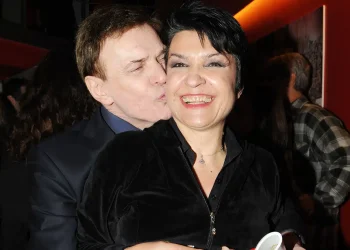 Συγκινεί η Κατιάνα Μπαλανίκα με το στεφάνι που έστειλε στη κηδεία του Γιώργου Μαρίνου – Τι έγραψε πάνω στο στεφάνι