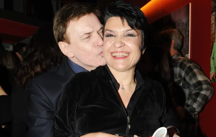 Συγκινεί η Κατιάνα Μπαλανίκα με το στεφάνι που έστειλε στη κηδεία του Γιώργου Μαρίνου – Τι έγραψε πάνω στο στεφάνι