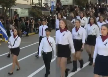 25η Μαρτίου: Παιδιά στον Πύργο παρήλασαν με μαύρες κορδέλες για ένα λόγο που «ραγίζει καρδιές»