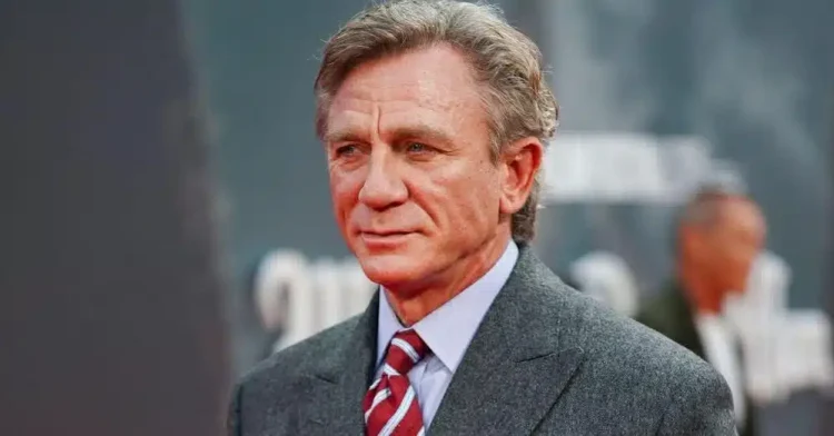 Ντάνιελ Κρεγκ: Στην περιφορά του Επιταφίου στον Άγιο Κωνσταντίνο της Γλυφάδας