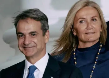 Κυριάκος Μητσοτάκης: Οι ευχές για το Πάσχα και η φωτογραφία αγκαλιά με τη σύζυγό του, Μαρέβα, στα Χανιά