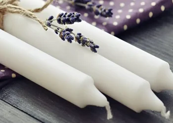 Λαμπάδα τέλος: Σε ποια ηλικία σταματούν οι υποχρεώσεις του νονού στο βαφτιστήρι