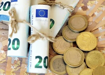 Αυτόματα στους λογαριασμούς: Από 2 Απριλίου πληρώνονται επιδόματα και δώρο Πάσχα