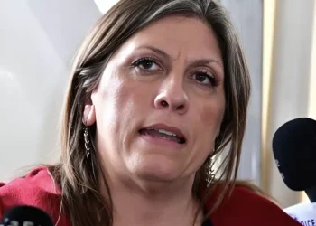 Χαμός στη δίκη των Τεμπών: Η Ζωή Κωνσταντοπούλου άρχισε να βιντεοσκοπεί αστυνομικούς