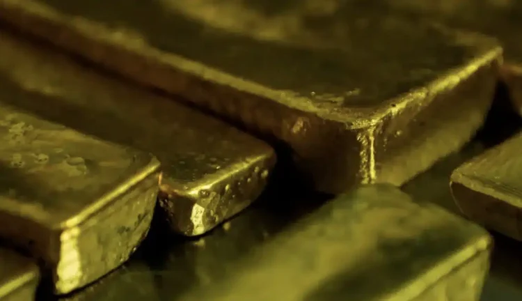 Γλυφάδα: Αετονύχηδες «βούτηξαν» από 59χρονο 2.500 ευρώ και ράβδους χρυσού τυλιγμένες σε αλουμινόχαρτο – Η απάτη που οδήγησε στη σύλληψη