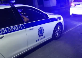 Καρτέρι με καλάσνικοφ σε σπίτι – Ξυλοκόπησαν τον πατέρα και πυροβόλησαν τον γιο