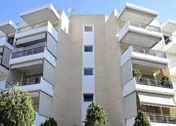 Θρίλερ στο Μαρούσι: 27χρονη έπεσε δύο φορές από τον τέταρτο όροφο – Προσήχθη ο σύζυγός της