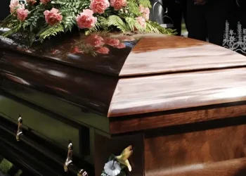 Το θαύμα της λακκούβας: 50χρονη συνήλθε καθ’ οδόν για την κηδεία της μετά από δυνατό τράνταγμα του ασθενοφόρου