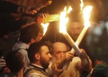 Άγιο Φως: Γιατί το παίρνει μόνο ο Ελληνορθόδοξος Πατριάρχης