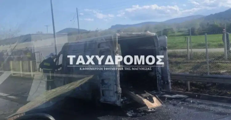 Βόλος: Φωτιά σε εν κινήσει ασθενοφόρο, μετέφερε 12χρονο παιδί στην Αθήνα