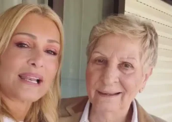 Νατάσα Θεοδωρίδου: Συστήνει τη μητέρα της στα social media – Η αγκαλιά, τα ποντιακά και τα φιλιά στον Ρουβά