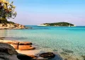 Το άγνωστο εξωτικό ελληνικό νησί που έχει ζεστά νερά όλο το χρόνο και καθόλου κύμα
