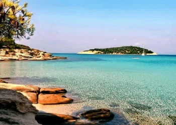 Το άγνωστο εξωτικό ελληνικό νησί που έχει ζεστά νερά όλο το χρόνο και καθόλου κύμα