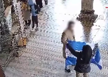 Τουρκία: Δύο τουρίστες συνελήφθησαν επειδή ξετύλιξαν ελληνική σημαία μέσα στην Αγία Σοφία