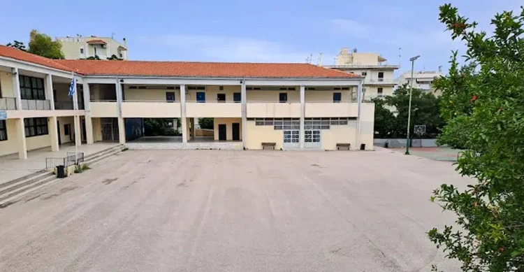 13χρονη έπεσε από μπαλκόνι σχολείου στο Χαϊδάρι, νοσηλεύεται διασωληνωμένη σε ΜΕΘ