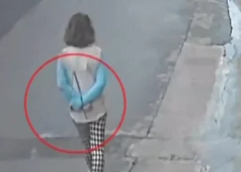 Λακωνία: Σοκ με βίντεο που δείχνει γυναίκα δεμένη πισθάγκωνα να περπατάει ξυπόλητη – Μία εβδομάδα αργότερα πέθανε