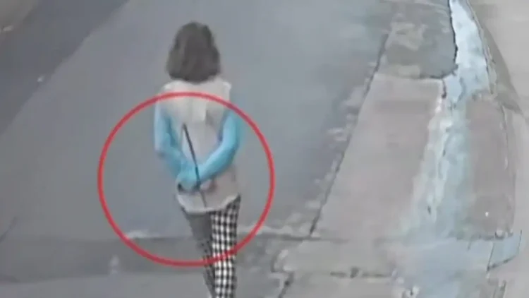 Λακωνία: Σοκ με βίντεο που δείχνει γυναίκα δεμένη πισθάγκωνα να περπατάει ξυπόλητη – Μία εβδομάδα αργότερα πέθανε