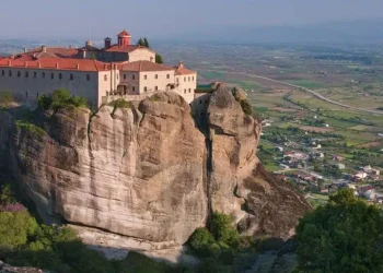 Γυναίκα έπεσε από το βράχο της μονής του Αγίου Στεφάνου στα Μετέωρα