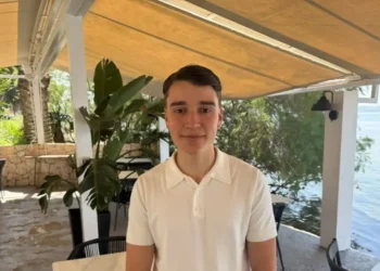 Θεσσαλονίκη: 18χρονος σερβιτόρος έσωσε με λαβή χάιμλιχ γυναίκα που πνιγόταν σε εστιατόριο – «Έβαλα τα χέρια μου και πίεσα το στέρνο»