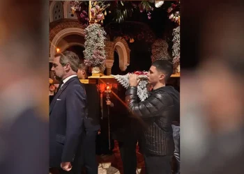 Ο Νικόλαος Ντε Γκρες κράτησε τον Επιτάφιο στην Εκάλη – Μαζί του ο Γιώργος Τσαλίκης με τους γιους του