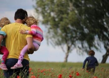 Έρχεται επίδομα-ανάσα: Μέχρι και 900€ για οικογένειες – Δείτε αν το δικαιούστε