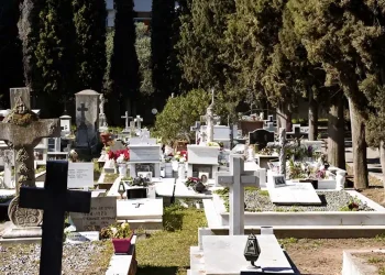 «Ζήτησαν» από νεκρό να πληρώσει οικογενειακό τάφο 33 χρόνια μετά τον θάνατό του