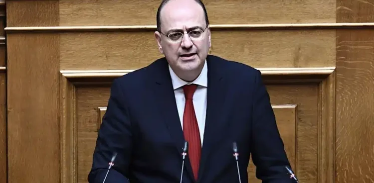 Ο Μακάριος Λαζαρίδης παρουσίασε on air το πτυχίο του: «Δεν θα απολογηθώ για επιλογές ζωής πριν από 40 χρόνια»