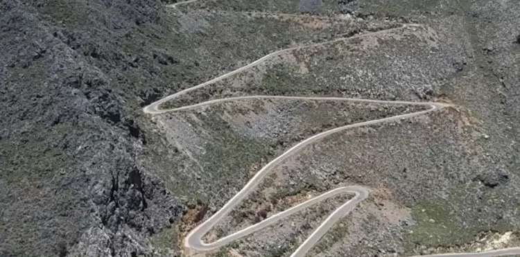 Θα τολμούσες να οδηγήσεις εδώ; Πού βρίσκεται ο πιο επικίνδυνος δρόμος της Ελλάδας