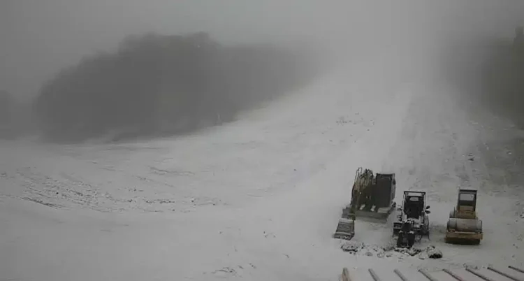 «Έπεσαν» χιόνια στην Ελλάδα σήμερα 30 Απριλίου – Πού το έστρωσε, δείτε βίντεο