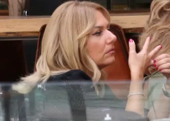 Τίνα Μεσσαροπούλου: Σε κακή ψυχολογική κατάσταση έξω από την ΜΕΘ του Μυλωνάκη – Οι αντιδράσεις της