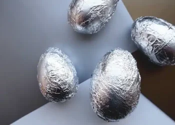 Βάψιμο αυγών: Δοκιμάστε το κόλπο με το αλουμινόχαρτο! Θα σας ρωτάνε όλοι πώς τα φτιάξατε