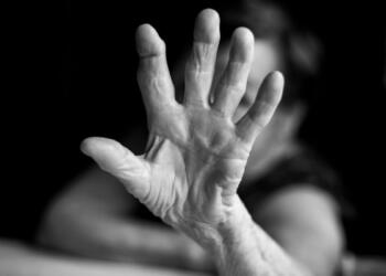 Φρίκη στη Χαλκίδα: Κόρη και σύντροφος βασάνιζαν 70χρονη με ξύλο και “τιμωρίες” στο ένα πόδι