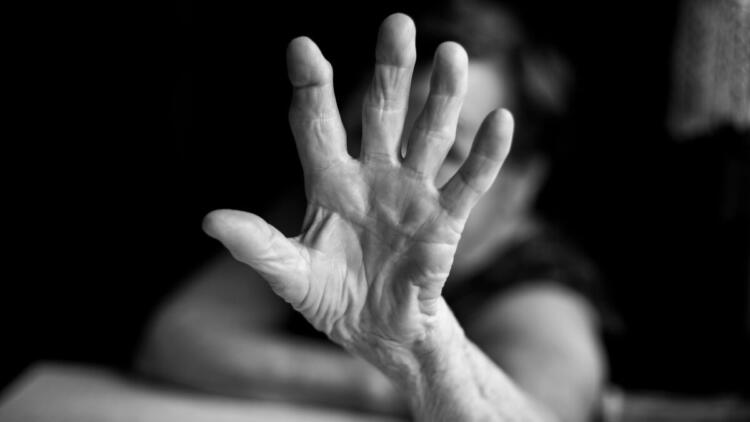 Φρίκη στη Χαλκίδα: Κόρη και σύντροφος βασάνιζαν 70χρονη με ξύλο και “τιμωρίες” στο ένα πόδι