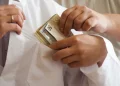 Σας ζήτησαν «φακελάκι»; Δείτε τι πρέπει να κάνετε
