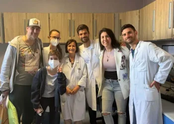«Ήμασταν 8 μήνες σε ένα δωμάτιο νοσοκομείου, ήταν μία κόλαση» – Η περιπέτεια της 12χρονης Κατερίνας που γύρισε νικήτρια μετά από μεταμόσχευση στην Ιταλία