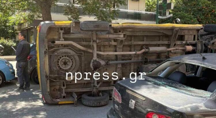 Σχολικό λεωφορείο τούμπαρε μετά από σύγκρουση με ΙΧ
