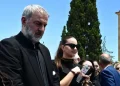 Τραϊανός Δέλλας στην κηδεία της Γωγώς Μαστροκώστα: «Στο τελευταίο κύμα σε έχασα, ξεκουράσου αγάπη μου γιατί κουράστηκες πολύ»