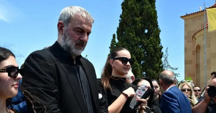 Τραϊανός Δέλλας στην κηδεία της Γωγώς Μαστροκώστα: «Στο τελευταίο κύμα σε έχασα, ξεκουράσου αγάπη μου γιατί κουράστηκες πολύ»
