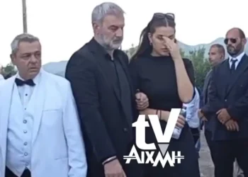 Γωγώ Μαστροκώστα: Απέραντος πόνος και οδύνη στην ταφή της στο Ευηνοχώρι Μεσολογγίου – Συντετριμμένη η οικογένειά της