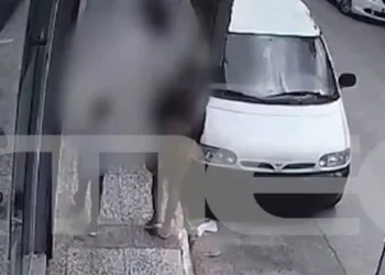 Μενίδι: 16χρονη και 8χρονος έριξαν στο έδαφος πεθερά βουλευτή για τη ληστέψουν – Δείτε βίντεο