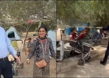 Ο δήμαρχος Περάματος ρίχνει νερό με την υδροφόρα πολιτικής προστασίας στους Ρομά που κατέλαβαν δημοτικό χώρο